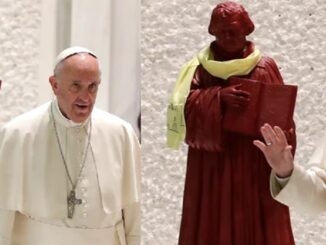 Papst Franziskus 2017 mit Martin-Luther-Statue in der großen Audienzhalle des Vatikans
