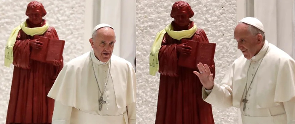 Papst Franziskus 2017 mit Martin-Luther-Statue in der großen Audienzhalle des Vatikans
