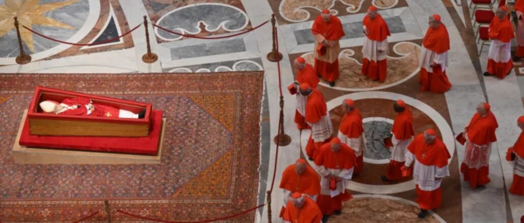 Gut zwölf Jahre währte das Pontifikat von Papst Franziskus. Oft wurde es an spektakulären und umstrittenen Einzelgesten festgemacht. Eine gründliche Analyse zeigt nun, daß ihm vielmehr eine konsistente innere Logik zugrunde lag.