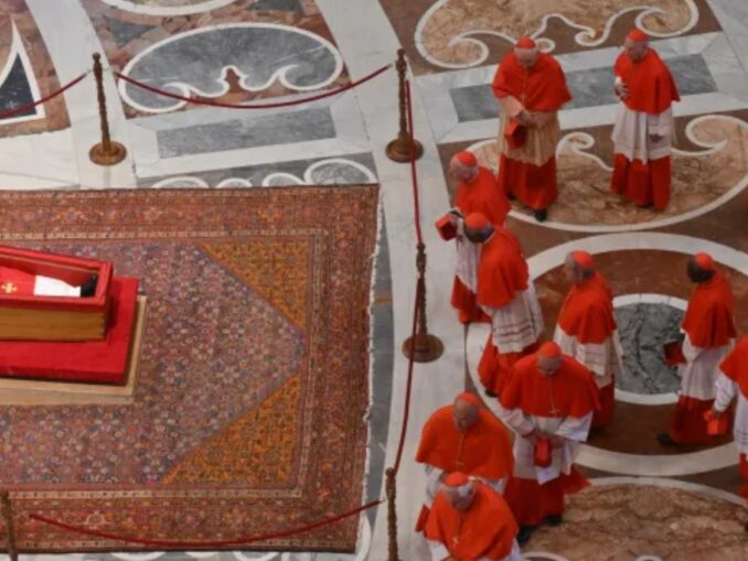 Gut zwölf Jahre währte das Pontifikat von Papst Franziskus. Oft wurde es an spektakulären und umstrittenen Einzelgesten festgemacht. Eine gründliche Analyse zeigt nun, daß ihm vielmehr eine konsistente innere Logik zugrunde lag.