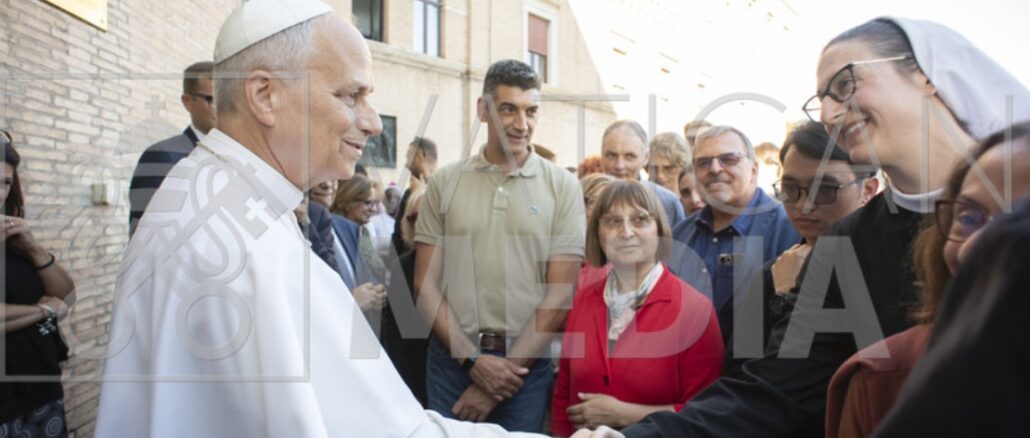 Papst Leo XIV. ernannte eine neue stellvertretende Leiterin des vatikanischen Presseamtes. Im Bild der Papst mit Sr. Nina Benedikta Krapić