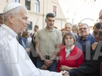 Papst Leo XIV. ernannte eine neue stellvertretende Leiterin des vatikanischen Presseamtes. Im Bild der Papst mit Sr. Nina Benedikta Krapić
