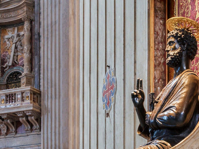 Tu es Petrus et super hanc Petram aedificabo ecclesiam meam. Seit 726 Jahren ziert diese Bronzefigur des Apostels Petrus den Petersdom. Sie wird auch noch heute an den Apostelfesten mit der Tiara gekrönt.