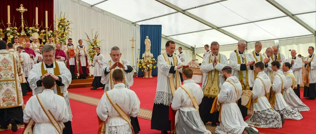 Priesterweihen für die Priesterbruderschaft St. Pius X. (FSSPX)