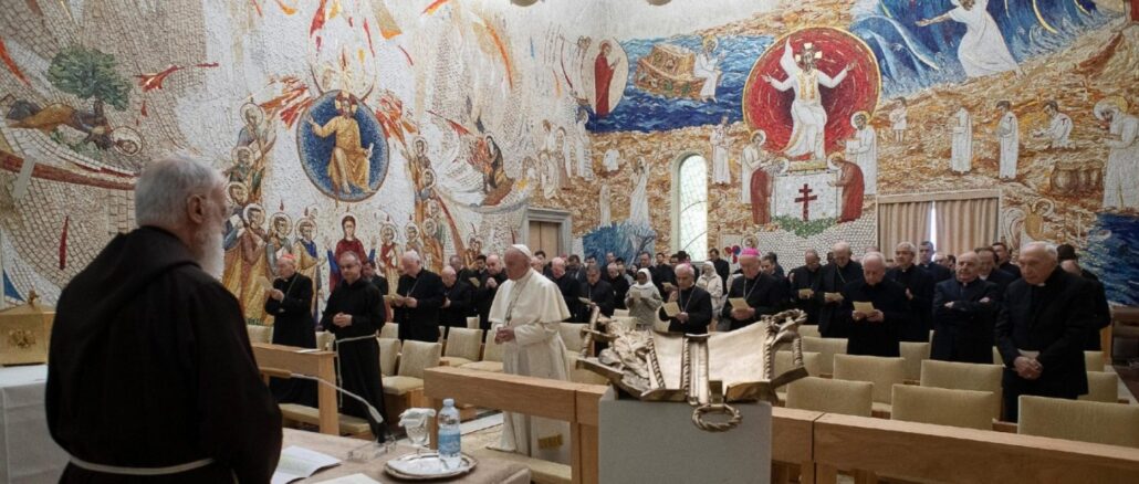 Die von Rupnik gestaltete Kapelle Redemptoris Mater im Apostolischen Palast, war in den vergangenen Jahren Schauplatz der Fastenexerzitien für die Römische Kurie. Mit dieser Praxis wird unter Leo XIV. gebrochen.