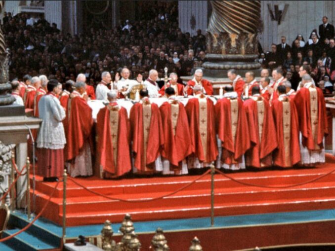 Ungewöhnlich: Erste Konzelebration während des Konzils am 14. September 1964 im Petersdom. Liturgische Rückprojektionen.