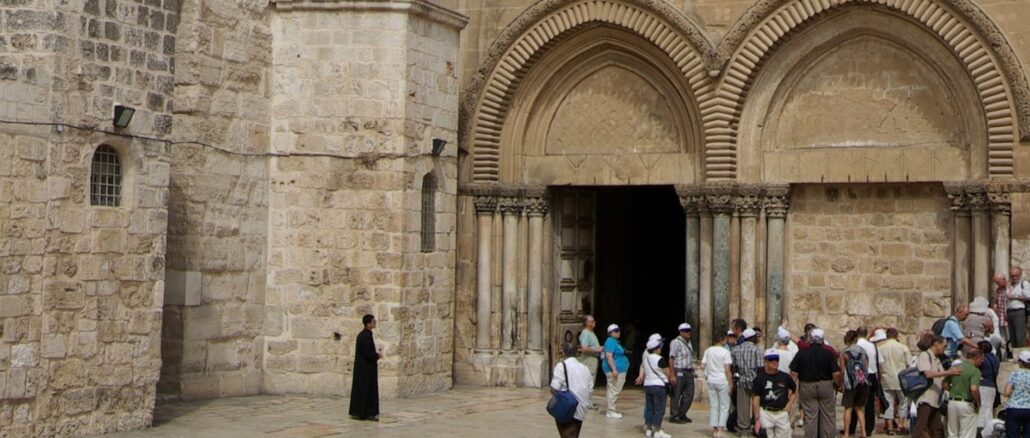 Das Tor zur Grabeskirche in Jerusalem wurde von Israels Behörden geschlossen. Seit dem 28. Februar ist keine Liturgie mehr möglich.