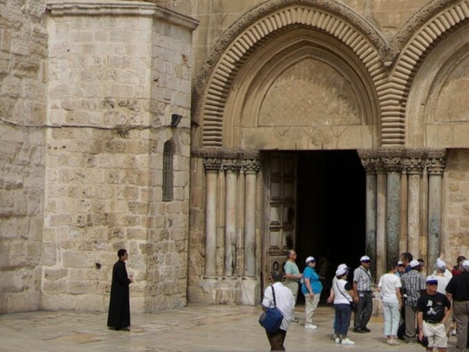 Das Tor zur Grabeskirche in Jerusalem wurde von Israels Behörden geschlossen. Seit dem 28. Februar ist keine Liturgie mehr möglich.