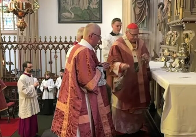 Kardinal Eijk, Erzbischof von Utrecht, zelebrierte an Laetare erstmals ein Pontifikalamt im überlieferten Ritus in der Diözese Herzogenbusch.