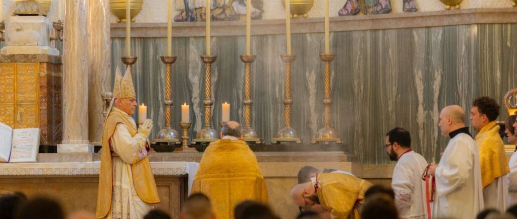 Erzbischof Salvatore Cordileone zelebrierte ein Pontifikalamt im überlieferten Römischen Ritus in Zagreb