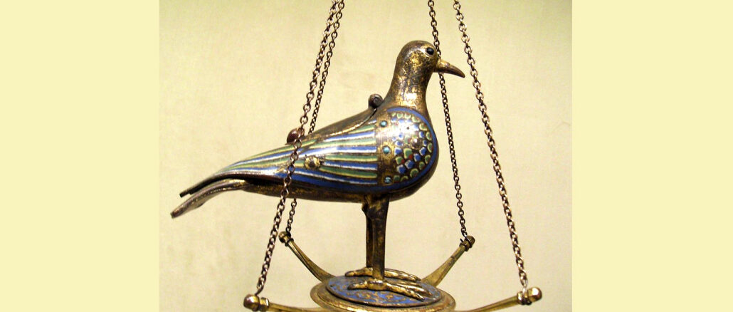 Eucharistische Tauben hingen über dem Altar und waren Vorläufer des Tabernakels