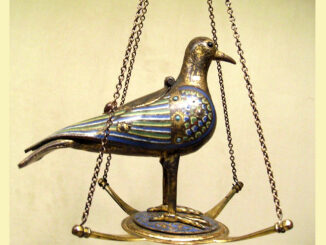 Eucharistische Tauben hingen über dem Altar und waren Vorläufer des Tabernakels