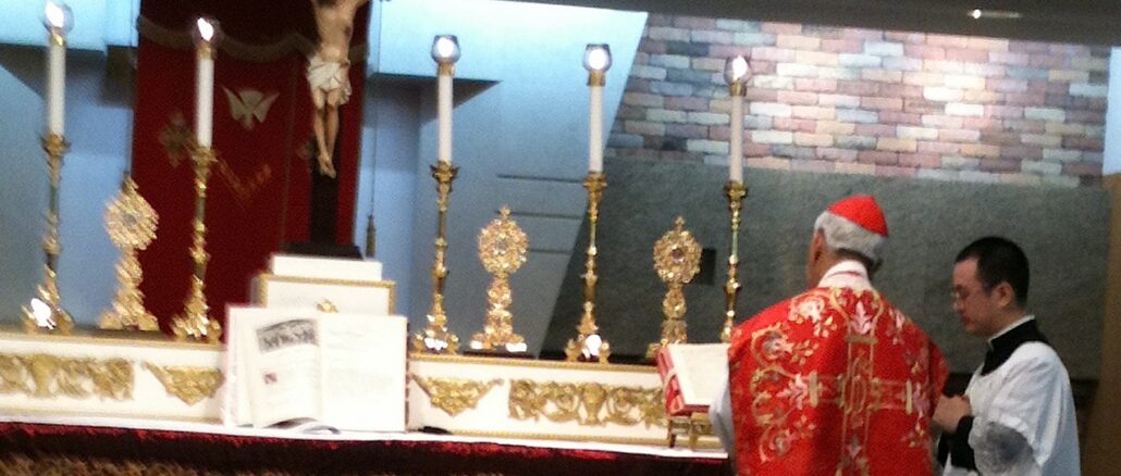 Kardinal Joseph Zen 2012 bei der Zelebration im überlieferten Römischen Ritus