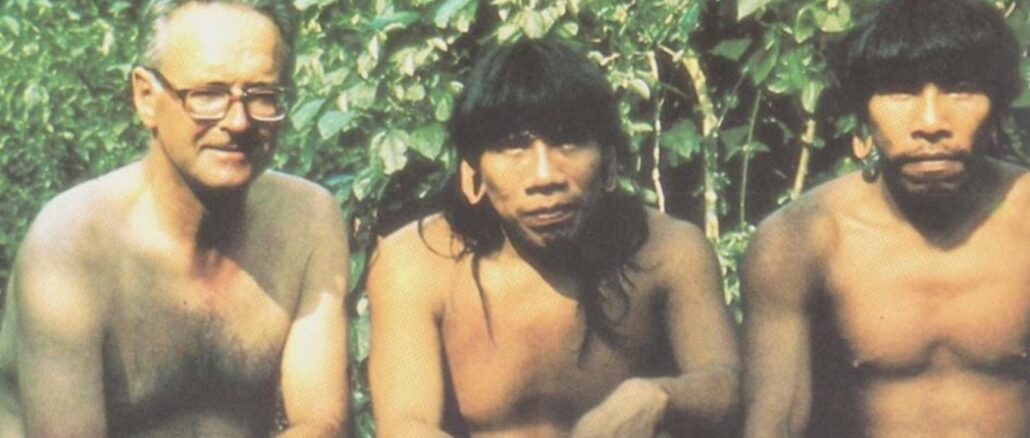 Alejandro Labaka mit Amazonas-Indios des Huaorani-Stammes