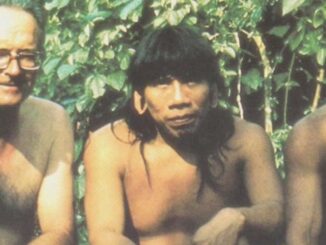 Alejandro Labaka mit Amazonas-Indios des Huaorani-Stammes