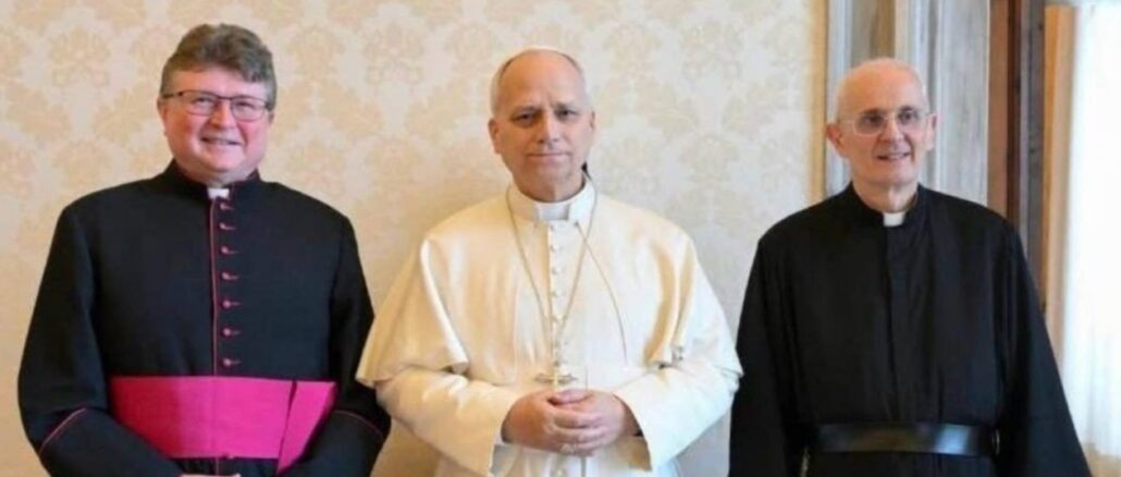 Papst Leo XIV. mit Msgr. Orlita (Vorsitzender) und P. Bamonte (Stellvertreter) von der Internationalen Exorzistenvereinigung