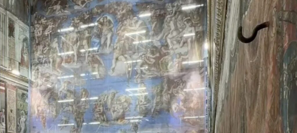 Eine dünne Leinwand verbirgt das Gerüst und vermittelt zumindest andeutungsweise die Einzigartigkeit von Michelangelos monumentalem Meisterwerk