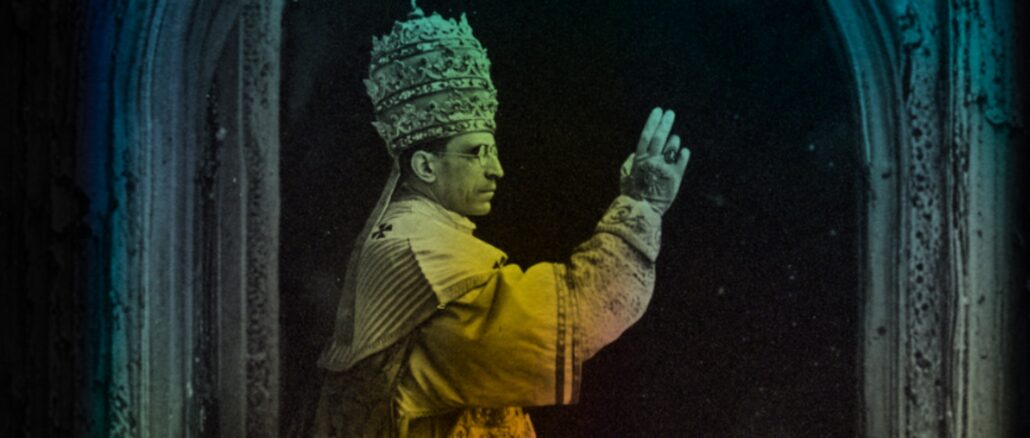 Papst Pius XII. mit der Tiara. Johannes Paul I. war 1978 der erste Papst, der sich nicht mit der Tiara krönen ließ.