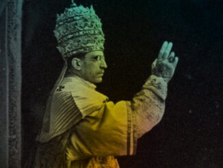 Papst Pius XII. mit der Tiara. Johannes Paul I. war 1978 der erste Papst, der sich nicht mit der Tiara krönen ließ.