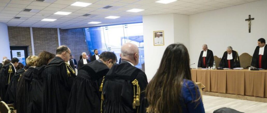 Der vatikanische Gerichtssaal im Verfahren erster Instanz, das nun für nichtig erklärt wurde.