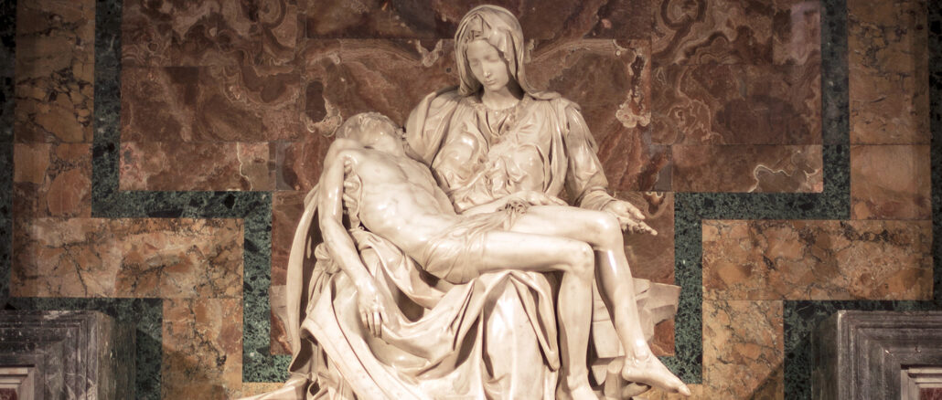Die Pietà von Michelangelo im Petersdom zeigt die Gottesmutter Maria, die den vom Kreuz abgenommenen Leichnam ihres göttlichen Sohnes in ihren Armen hält.