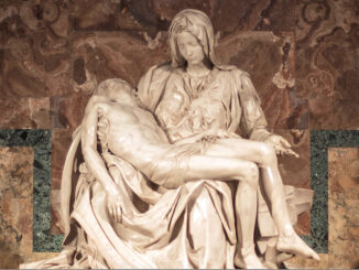 Die Pietà von Michelangelo im Petersdom zeigt die Gottesmutter Maria, die den vom Kreuz abgenommenen Leichnam ihres göttlichen Sohnes in ihren Armen hält.