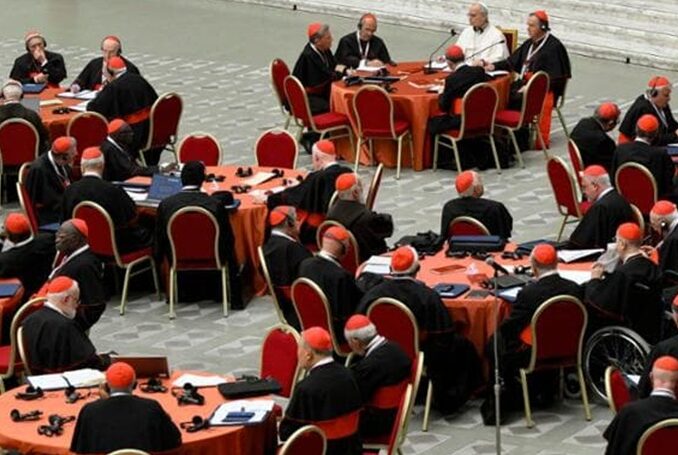 Bild mit Symbolcharakter: Das Konsistorium im Januar fand vor allem aufgesplittert an Tischen (Stuhlkreisen) statt, dem Beratungsformat des bergoglianischen "synodalen Prozesses"