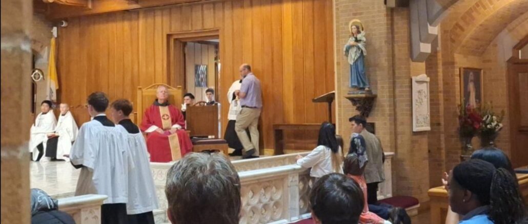 Der Skandal von Charlotte: Gläubige knien an der Kommunionbank und werden deshalb vom Bischof übergangen, also bestraft. Im Bild sichtbar sitzt dieser, nachdem er die Kommunionspendung bereits beendet hatte, ungerührt wieder auf seiner Kathedra.