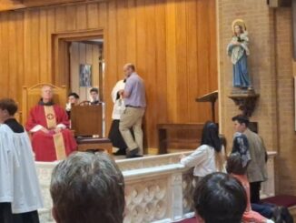 Der Skandal von Charlotte: Gläubige knien an der Kommunionbank und werden deshalb vom Bischof übergangen, also bestraft. Im Bild sichtbar sitzt dieser, nachdem er die Kommunionspendung bereits beendet hatte, ungerührt wieder auf seiner Kathedra.