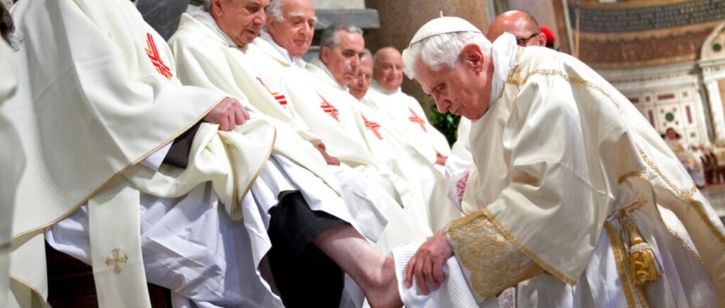 Fußwaschung am Gründonnerstag durch Benedikt XVI.
