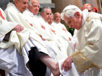 Fußwaschung am Gründonnerstag durch Benedikt XVI.