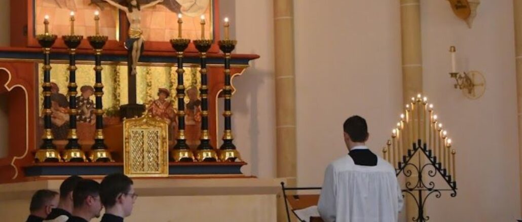 Liturgie der Karwoche: entblößte Altäre nach der Zelebration des Gründonnerstags