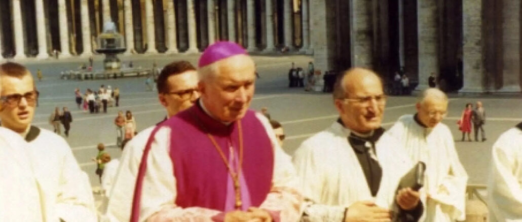 Erzbischof Marcel Lefebvre auf dem Petersplatz in Rom