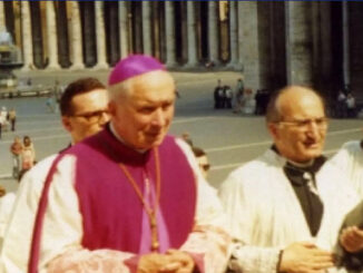 Erzbischof Marcel Lefebvre auf dem Petersplatz in Rom