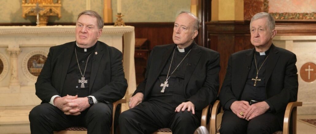 Die Bergoglianer in den USA traten geballt an die Öffentlichkeit, um vor allem über Politik zu sprechen. Drei Kardinäle erhoben ihre Stimme gegen Donald Trump und für die Demokratische Partei. Von links: Kardinal Tobin (New Jersey), Kardinal McElroy (Washington) und Kardinal Cupich (Chicago).