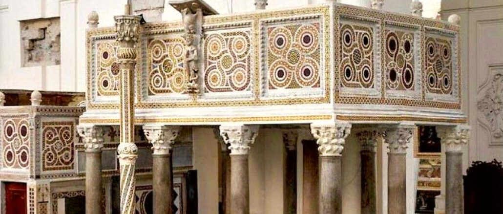 Der Osterleuchter wurde in alten Kirchen mit dem Evangelien-Ambo gekoppelt, auf dem auch das Exsultet gesungen wurde, um dabei die Osterkerze entzünden zu können.