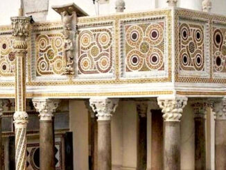 Der Osterleuchter wurde in alten Kirchen mit dem Evangelien-Ambo gekoppelt, auf dem auch das Exsultet gesungen wurde, um dabei die Osterkerze entzünden zu können.