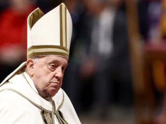 Papst Franziskus dürfte nie zu den Altären erhoben werden, denkt Caminante Wanderer und sieht sich beruhigt.