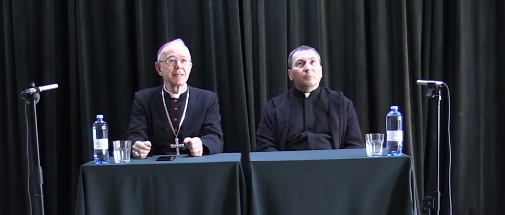 Bischof Athanasius Schneider bei seinem Vortrag in Warschau, rechts von ihm Pater Karl Stehlin, der ihn übersetzte