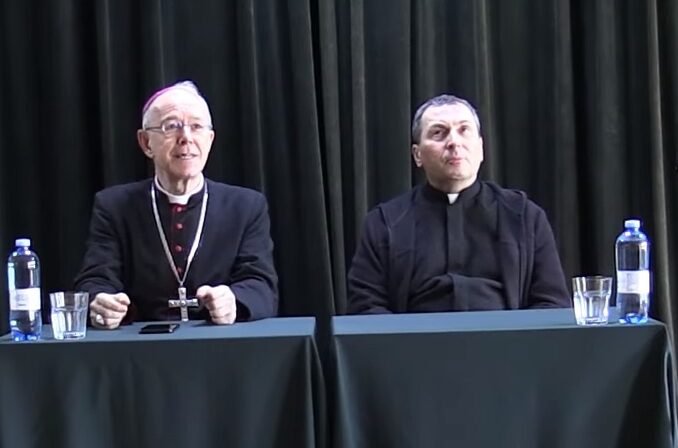 Bischof Athanasius Schneider bei seinem Vortrag in Warschau, rechts von ihm Pater Karl Stehlin, der ihn übersetzte