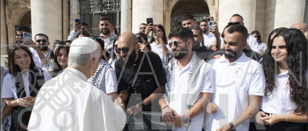 Don Louis Salman besuchte mit jungen palästinensischen Christen am 1. Oktober 2025 die Generalaudienz von Papst Leo XIV. auf dem Petersplatz in Rom