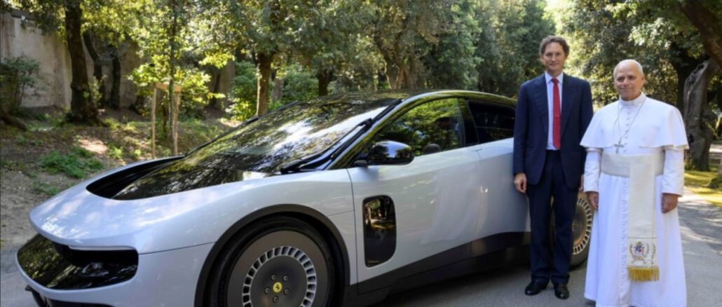 E-Ferrari mit Papst Leo XIV.