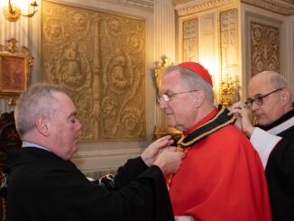 Kardinal Roche wurde 2023 das Ehren- und Devotions-Großkreuz des Malteserordens verliehen, nun nahm er an der internationalen Wallfahrt des Ordens nach Lourdes teil