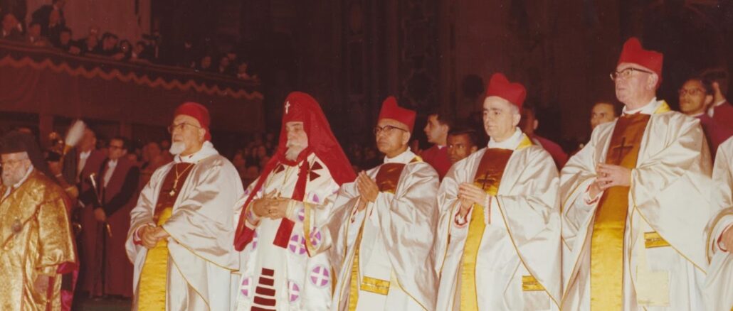 Josyf Slipyj, Großerzbischof der mit Rom unierten ukrainischen griechisch-katholischen Kirche wurde 1965 in den Kardinalsrang erhoben (siehe Bild). 1977 weihte er nahe Rom ohne päpstliches Mandat geheim mehrere Bischöfe