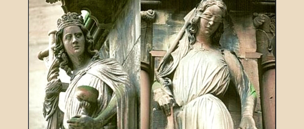 Ecclesia und Synagoga, Kirche und Synagoge. Die Kirche ist sehend und trägt Kreuz, Palmzweig und Kelch, während die Synagoge blind ist, symbolisiert durch eine Augenbinde, das sie den Messias zurückweist.