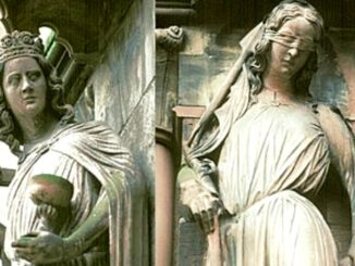 Ecclesia und Synagoga, Kirche und Synagoge. Die Kirche ist sehend und trägt Kreuz, Palmzweig und Kelch, während die Synagoge blind ist, symbolisiert durch eine Augenbinde, das sie den Messias zurückweist.