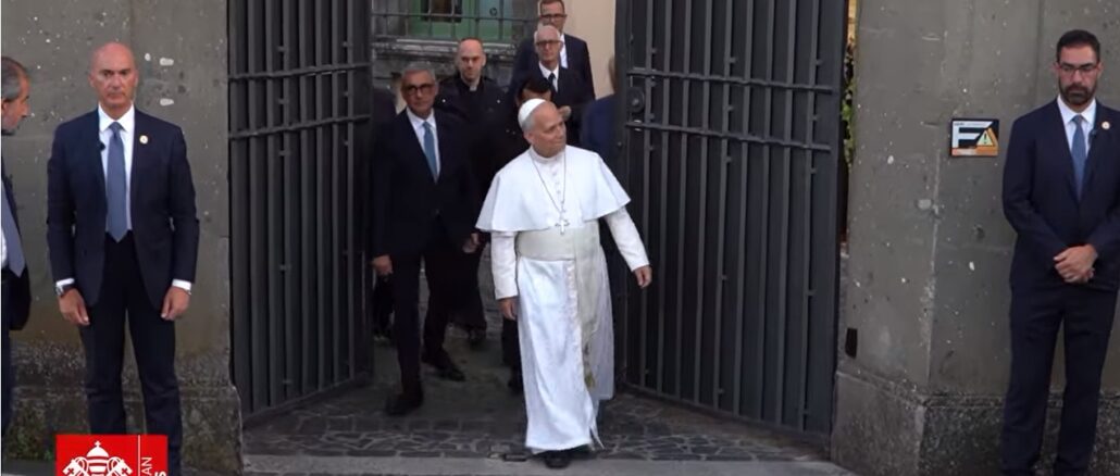 Leo XIV. gestern beim Verlassen der Päpstlichen Residenz in Castel Gandolfo
