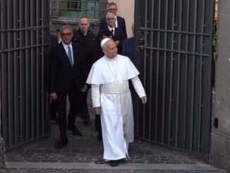 Leo XIV. gestern beim Verlassen der Päpstlichen Residenz in Castel Gandolfo