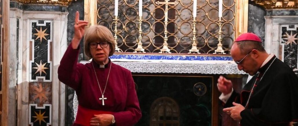 Sarah Mullally, seit Januar anglikanische Erzbischöfin von Canterbury und damit Primas der anglikanischen Kirche von England und der Anglikanischen Weltgemeinschaft. Bei ihrem Besuch im Vatikan trat sie am 25. April segnend im Petersdom auf. Am 27. April wurde sie von Papst Leo XIV. in Audienz empfangen.