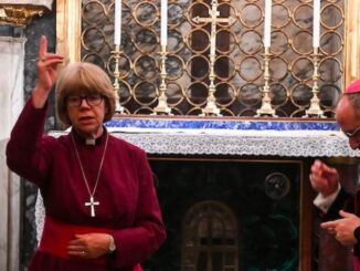 Sarah Mullally, seit Januar anglikanische Erzbischöfin von Canterbury und damit Primas der anglikanischen Kirche von England und der Anglikanischen Weltgemeinschaft. Bei ihrem Besuch im Vatikan trat sie am 25. April segnend im Petersdom auf. Am 27. April wurde sie von Papst Leo XIV. in Audienz empfangen.